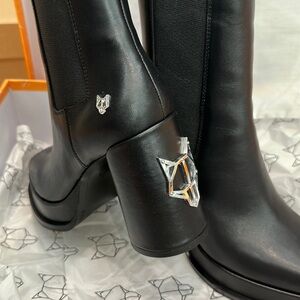 Selling those gorgeous one pair of platform boots